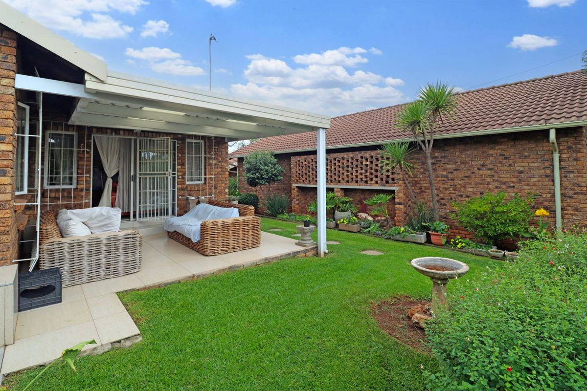 Townhouse For Sale in Eldoraigne - Photo 2