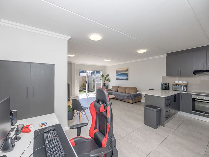 Townhouse For Sale in Sunningdale - Photo 10