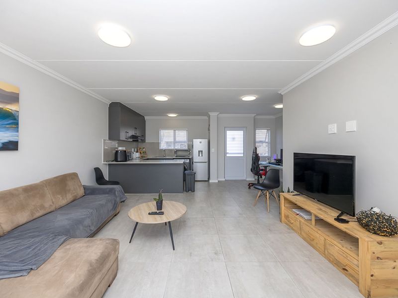 Townhouse For Sale in Sunningdale - Photo 5