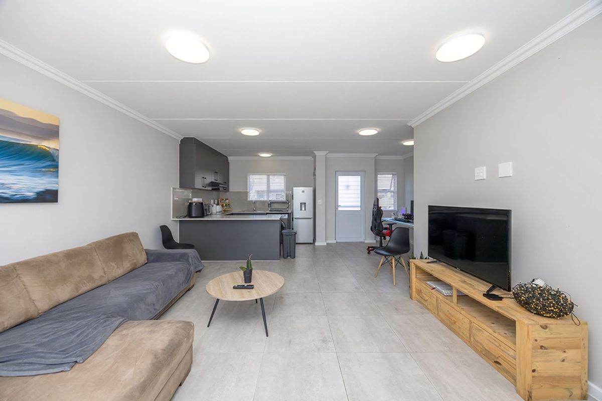 Townhouse For Sale in Sunningdale - Photo 5