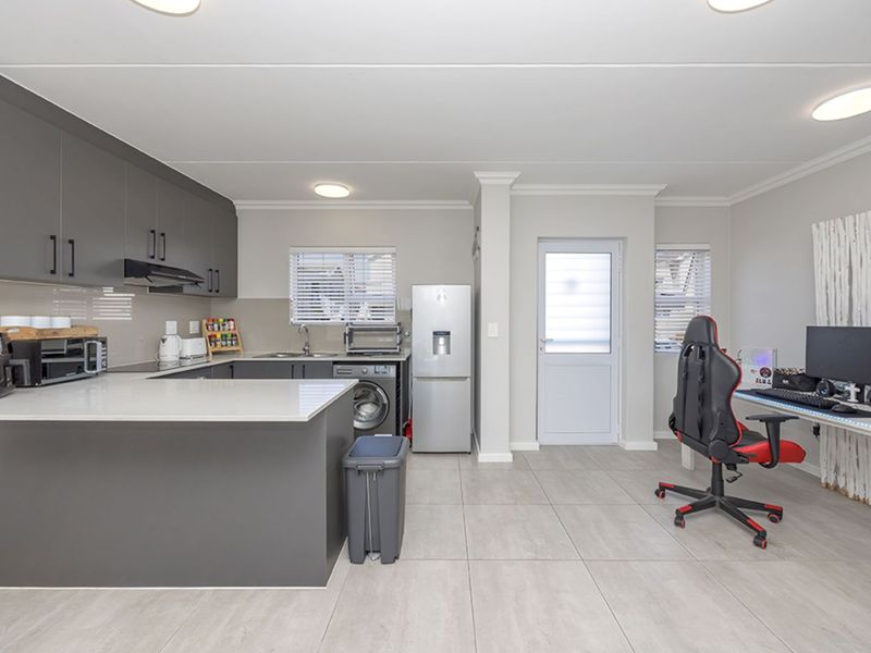 Townhouse For Sale in Sunningdale - Photo 9