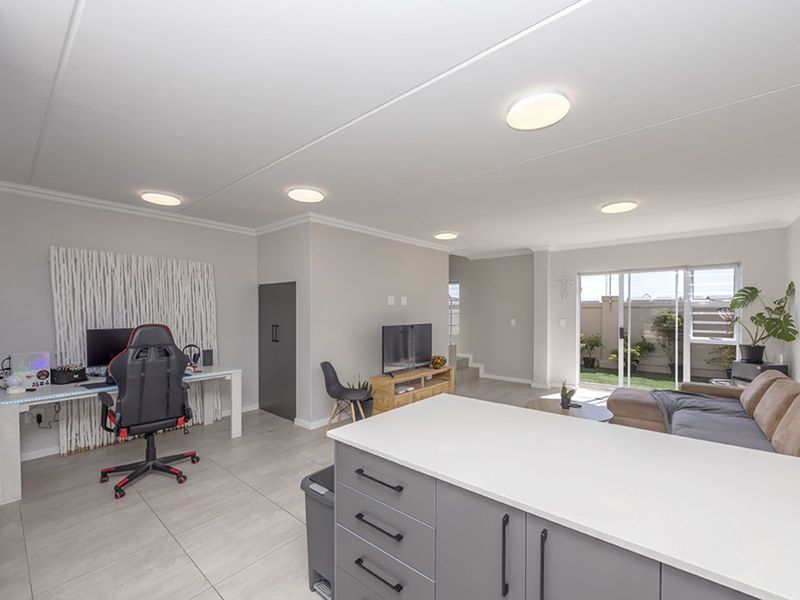 Townhouse For Sale in Sunningdale - Photo 8