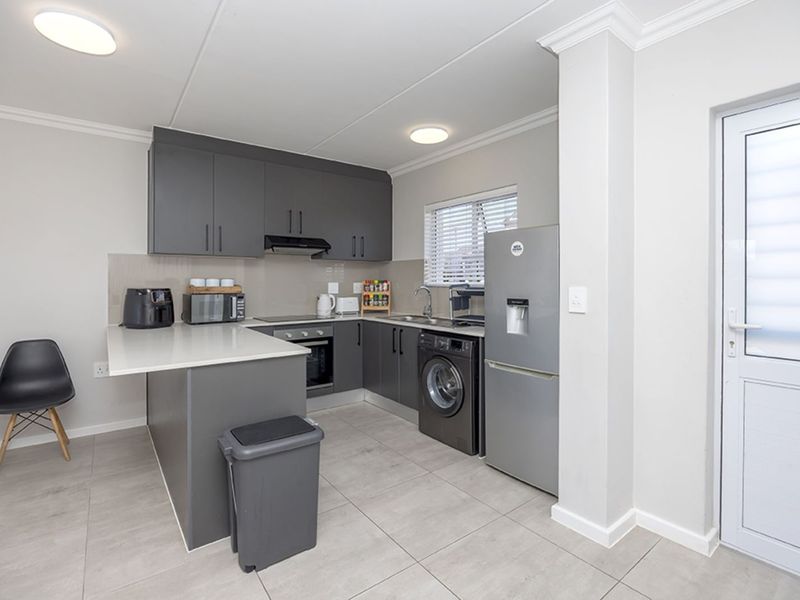 Townhouse For Sale in Sunningdale - Photo 7