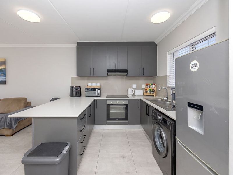 Townhouse For Sale in Sunningdale - Photo 6