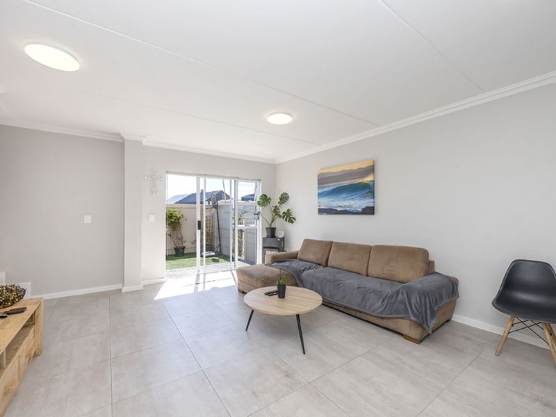 Townhouse For Sale in Sunningdale - Photo 2