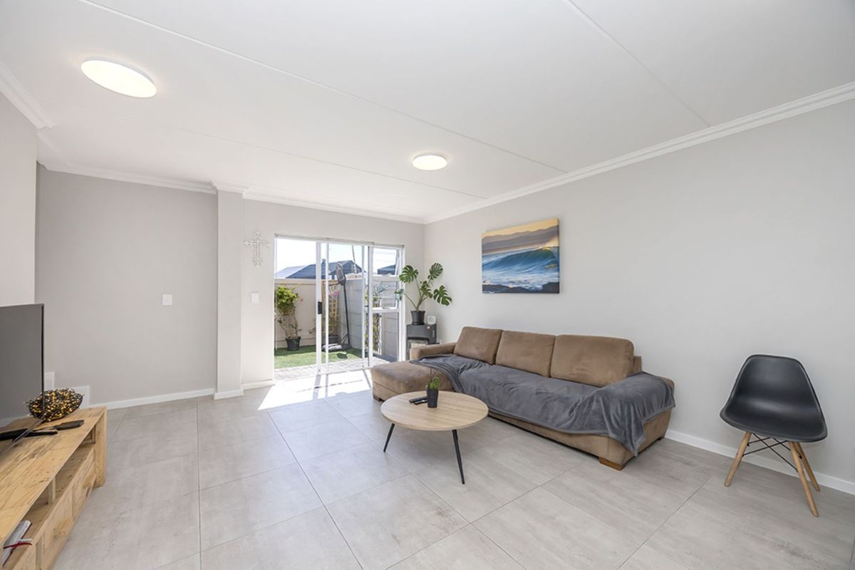 Townhouse For Sale in Sunningdale - Photo 2