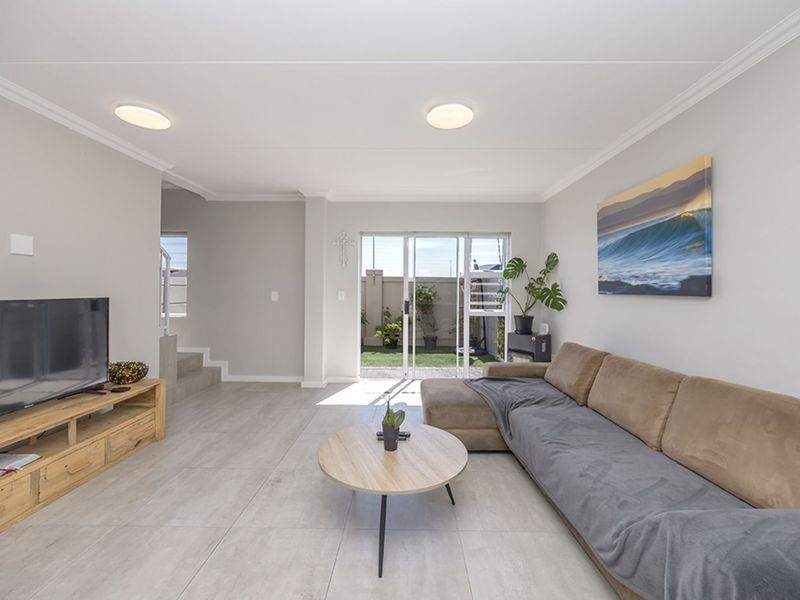 Townhouse For Sale in Sunningdale - Photo 3