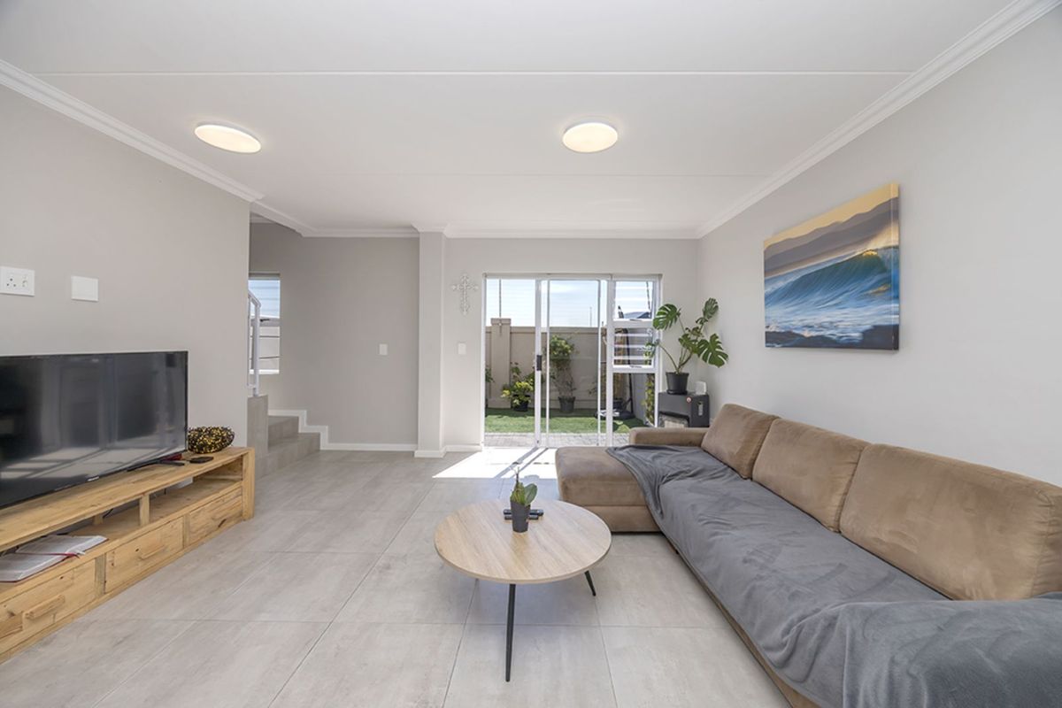 Townhouse For Sale in Sunningdale - Photo 3