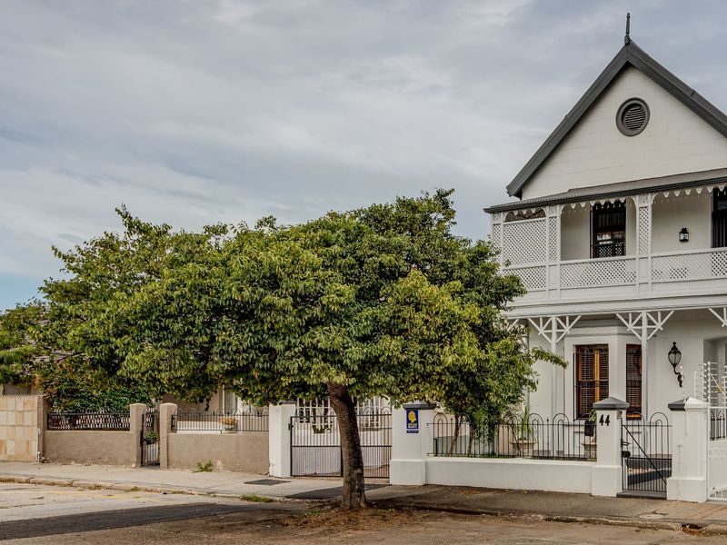 House For Sale in Richmond Hill - Photo 2