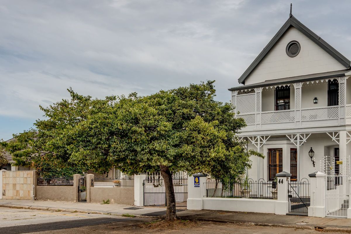 House For Sale in Richmond Hill - Photo 2