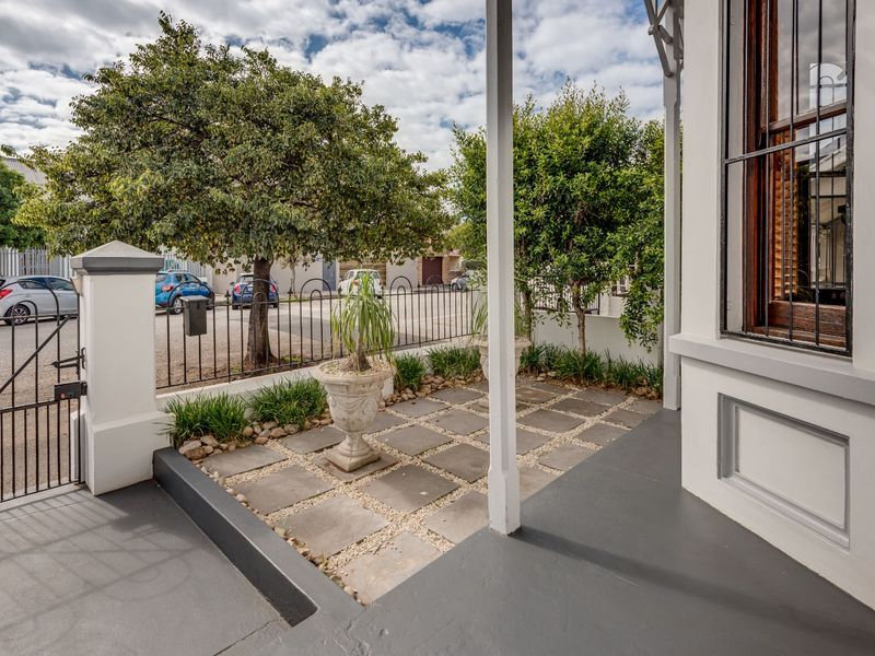 House For Sale in Richmond Hill - Photo 3