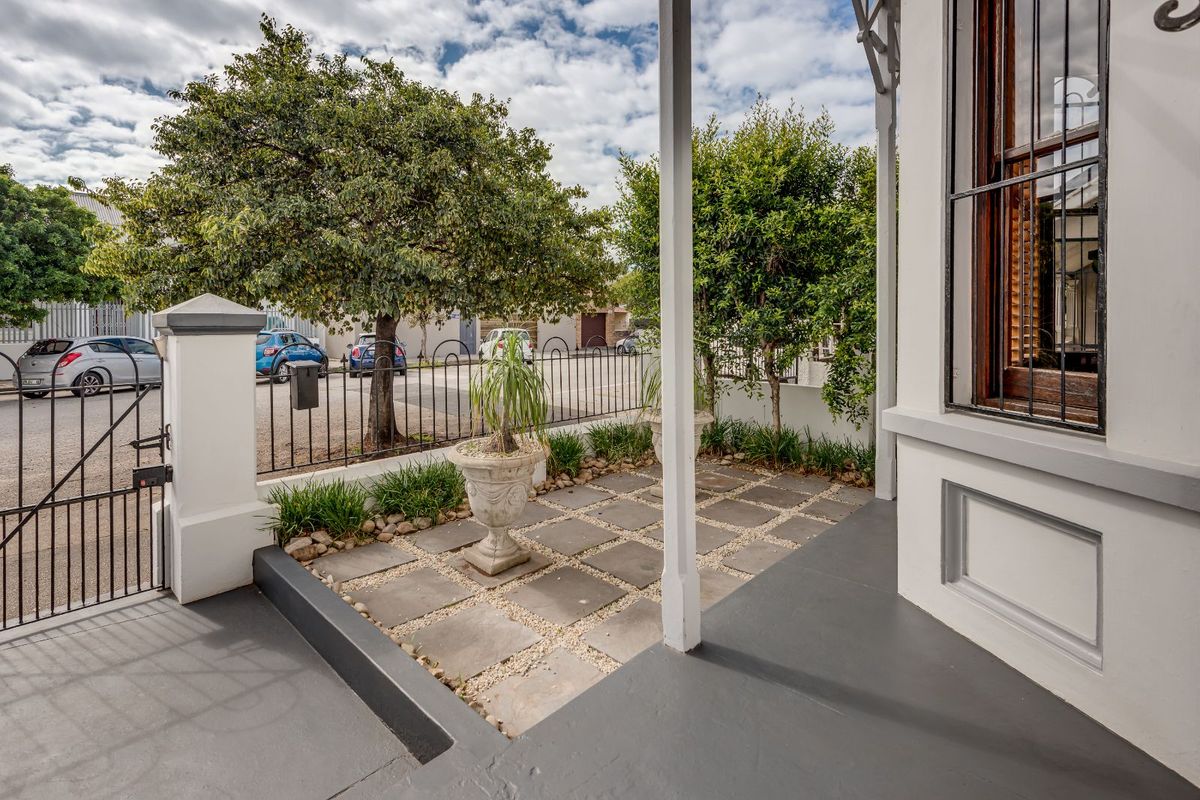 House For Sale in Richmond Hill - Photo 3