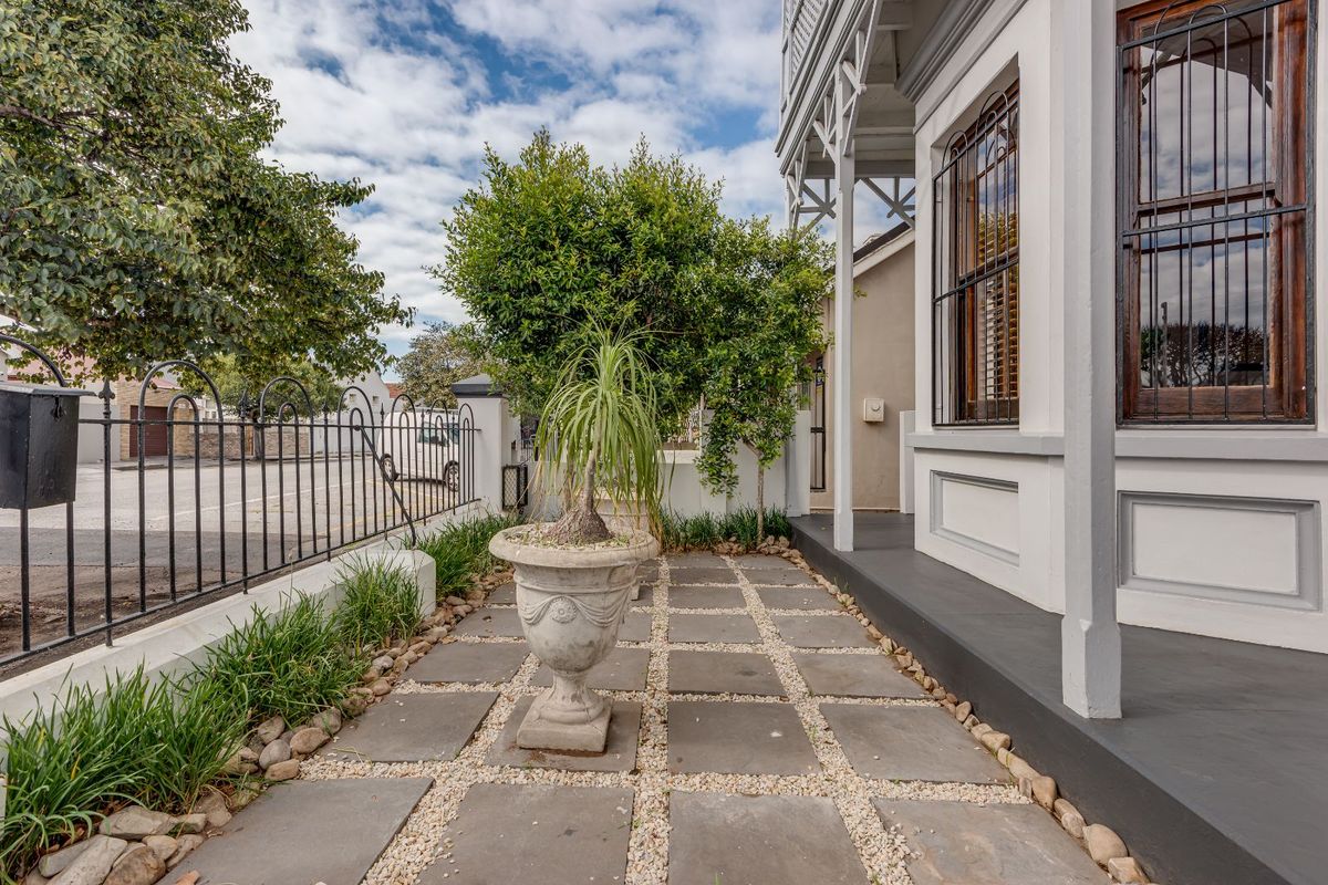 House For Sale in Richmond Hill - Photo 5