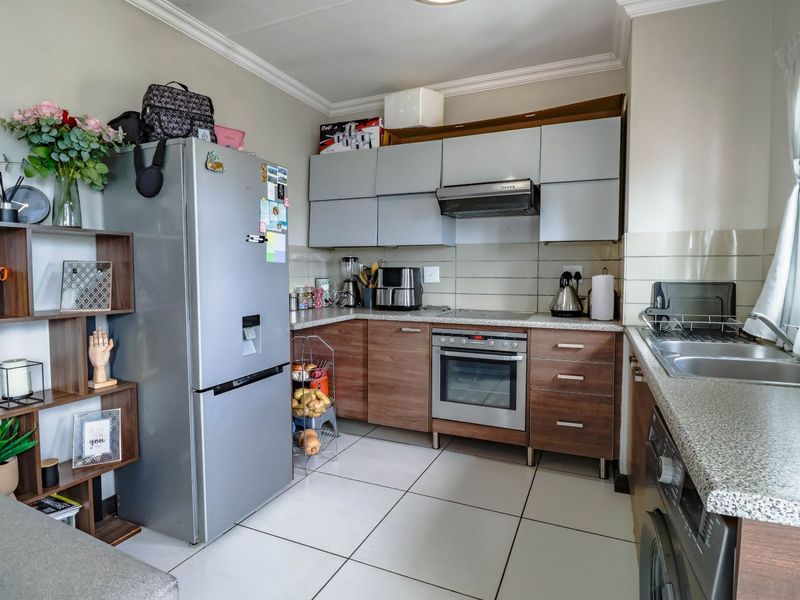 Apartment For Sale in Rooihuiskraal North - Photo 2