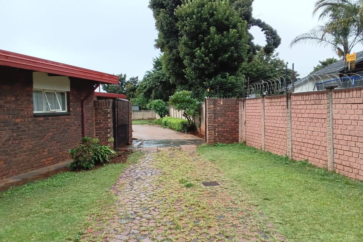 House For Sale in Lyttelton Manor - Photo 2