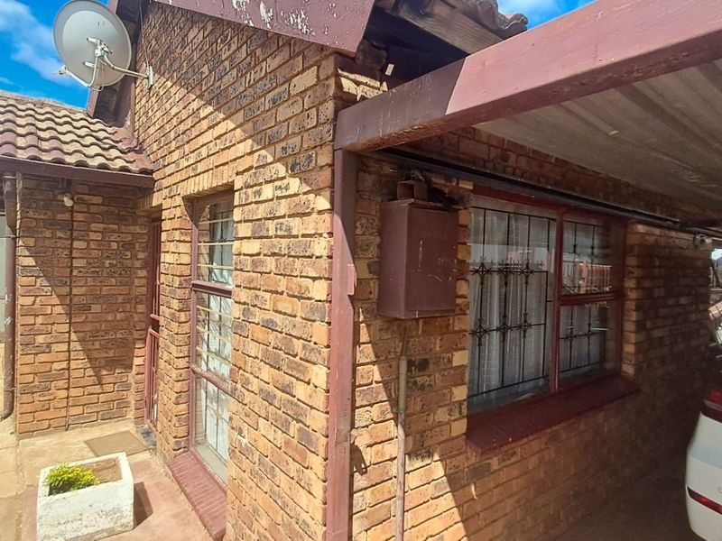 House For Sale in Soshanguve Ext - Photo 2
