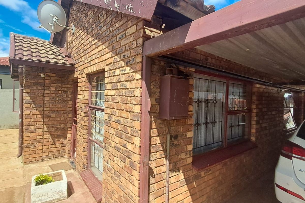 House For Sale in Soshanguve Ext - Photo 2