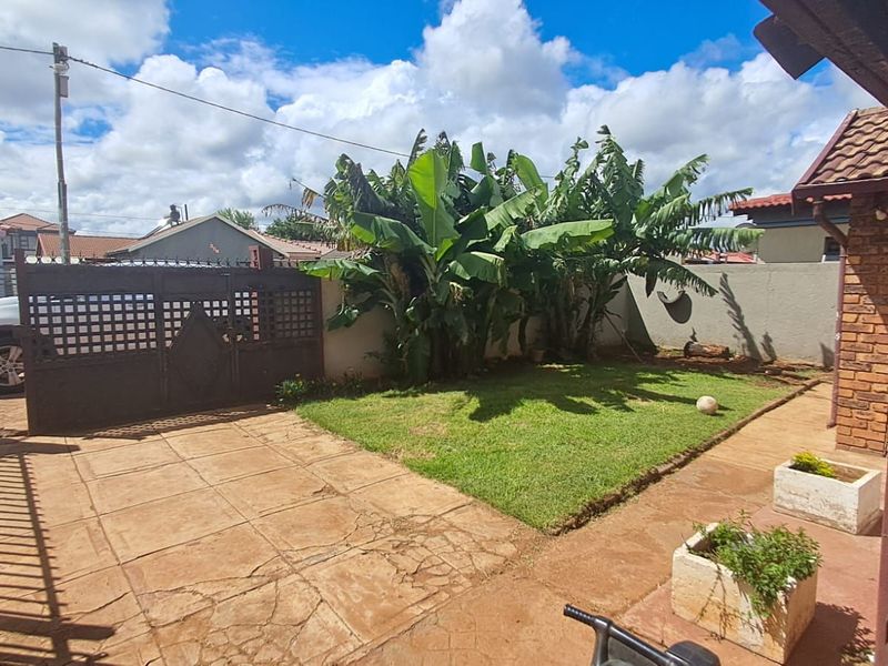 House For Sale in Soshanguve Ext - Photo 4