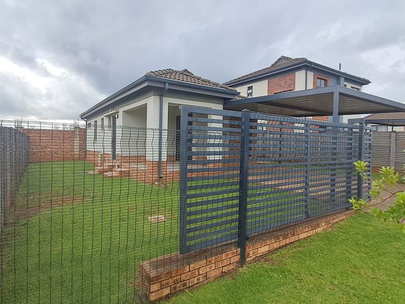 House For Sale in Lotus Gardens - Photo 2