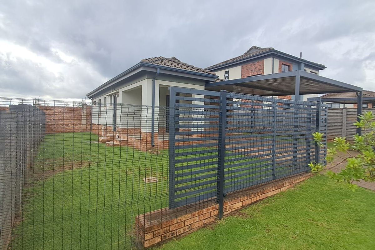 House For Sale in Lotus Gardens - Photo 2