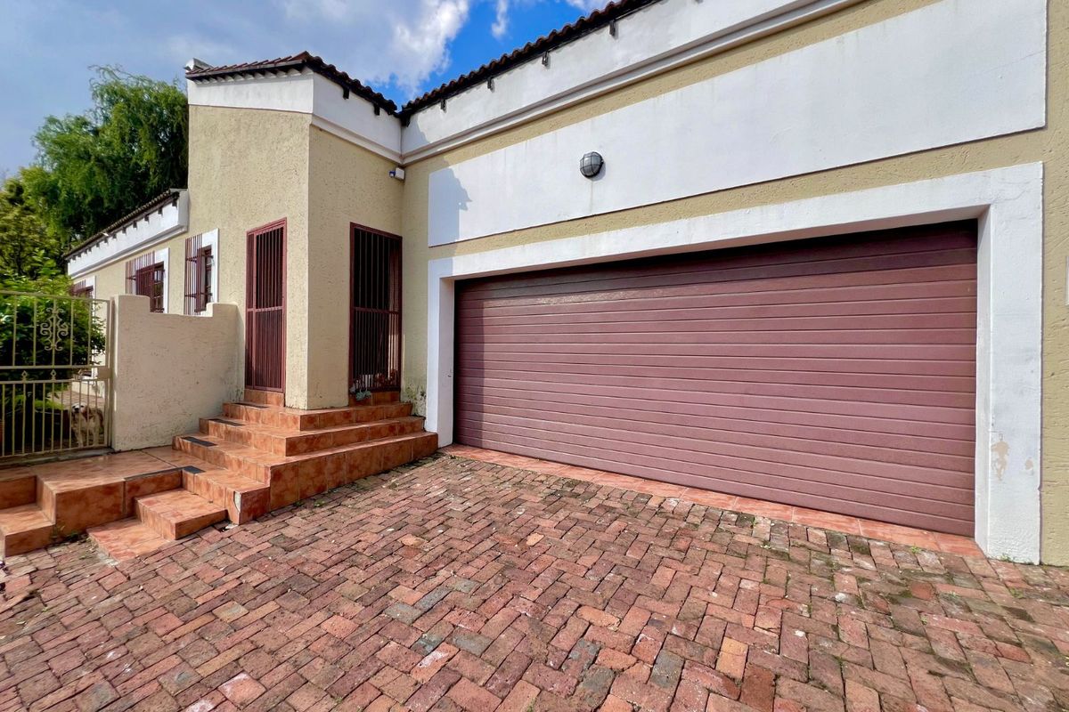 Townhouse For Sale in Ermelo Central - Photo 2