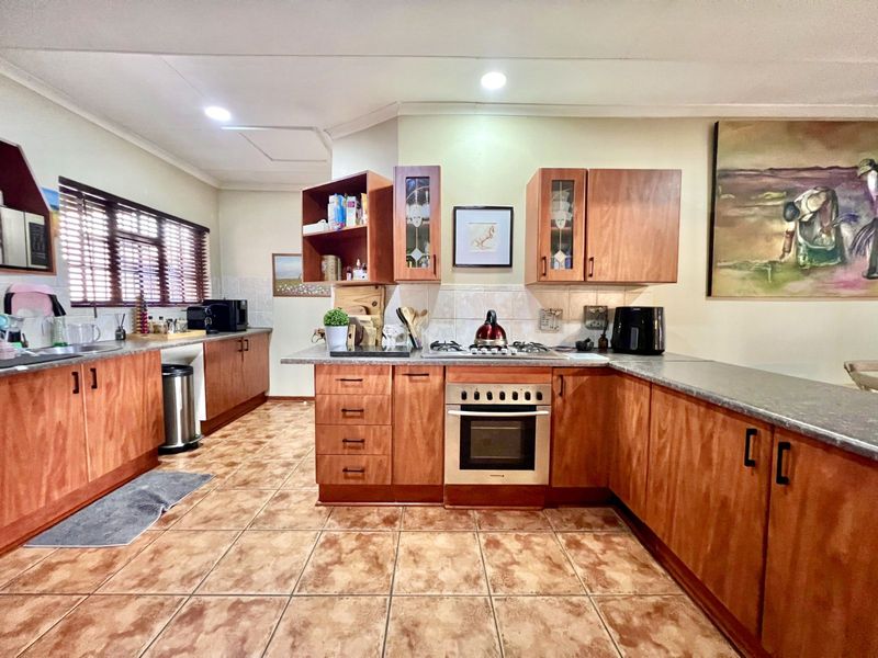 Townhouse For Sale in Ermelo Central - Photo 3