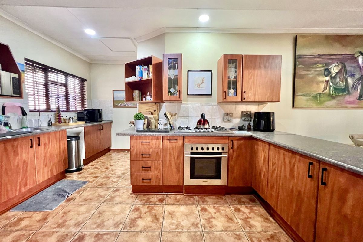 Townhouse For Sale in Ermelo Central - Photo 3