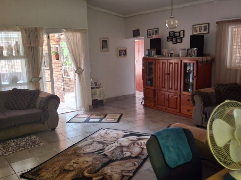 Townhouse For Sale in Clarina - Photo 2