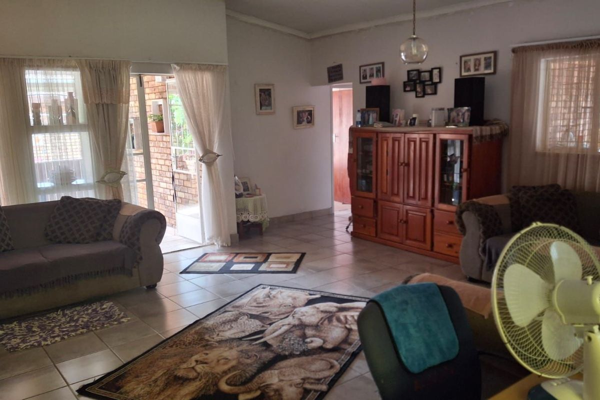 Townhouse For Sale in Clarina - Photo 2