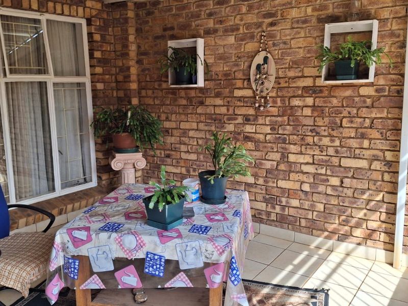 Townhouse For Sale in Clarina - Photo 10