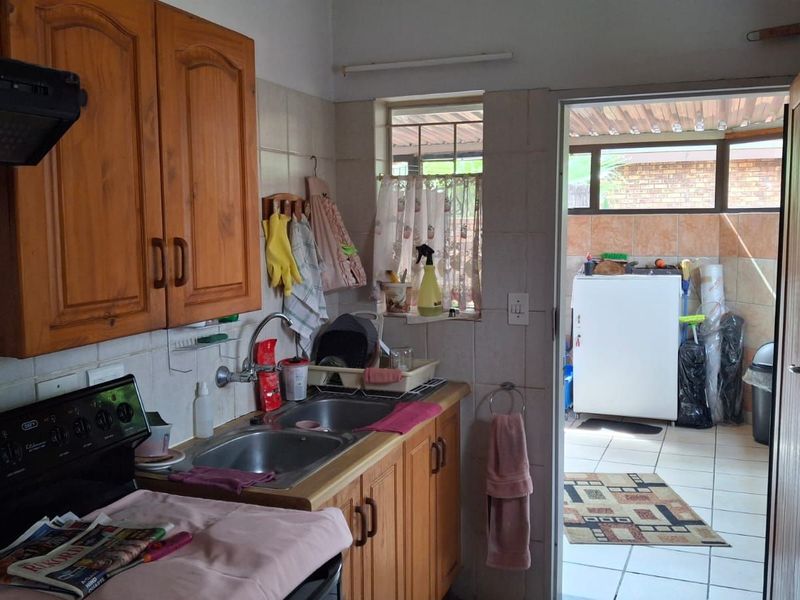 Townhouse For Sale in Clarina - Photo 3