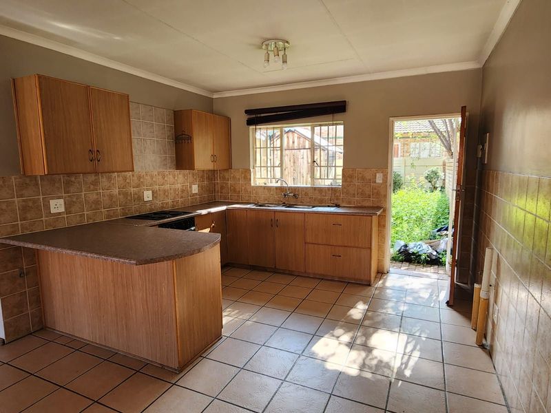 Townhouse For Sale in Bendor - Photo 4