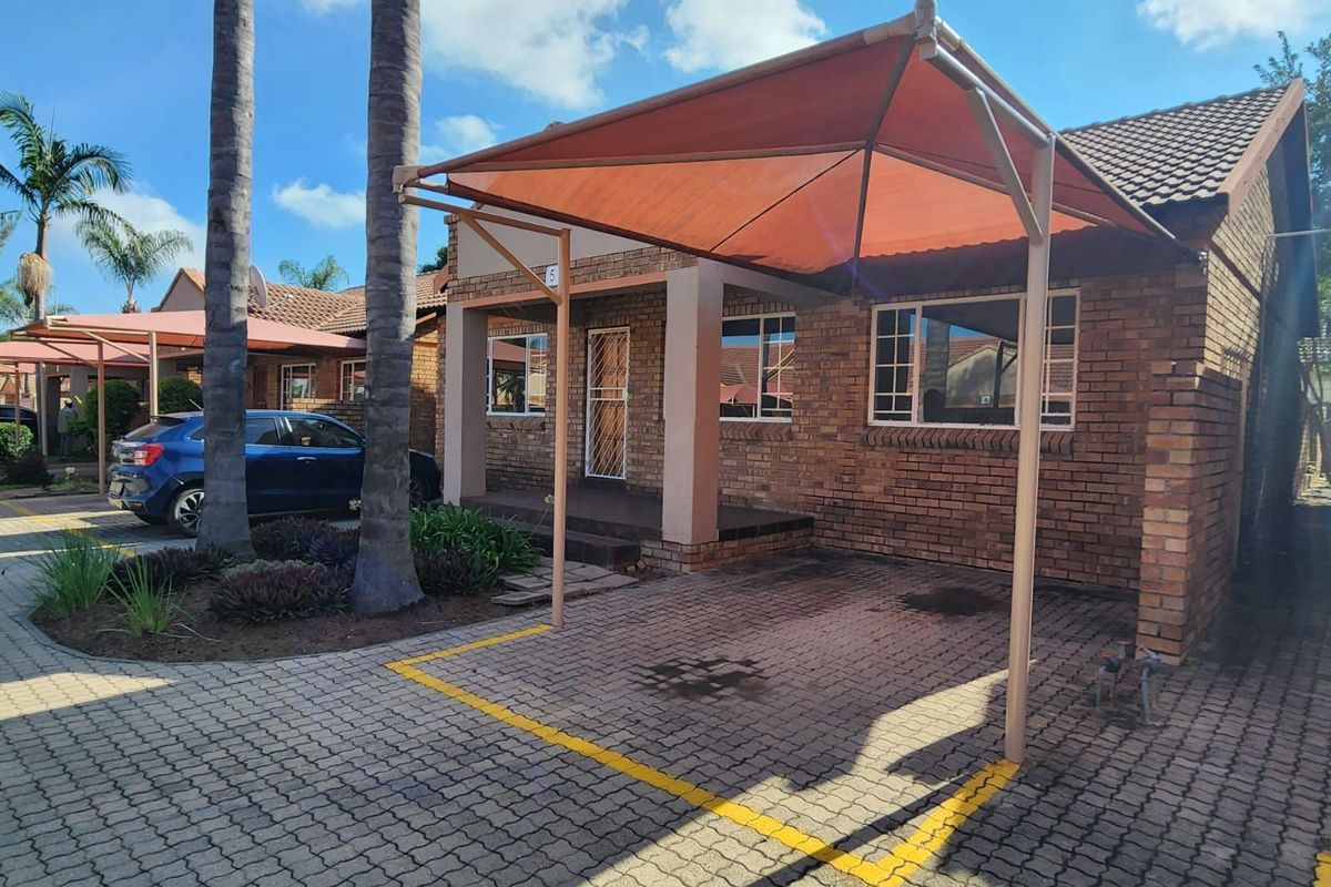 Townhouse For Sale in Bendor - Photo 2