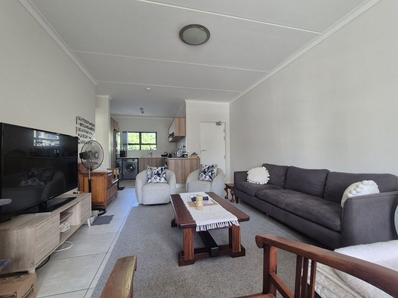 Apartment To Rent in Paardevlei - Photo 6