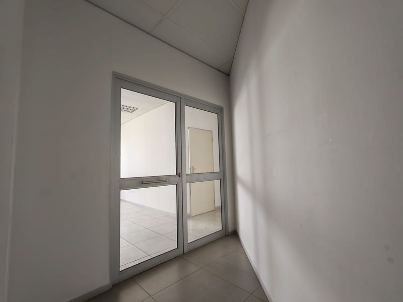 Office To Rent in Anderbolt - Photo 2