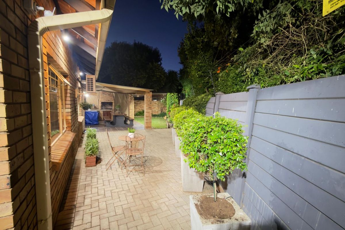 House For Sale in Rhodesdene - Photo 2