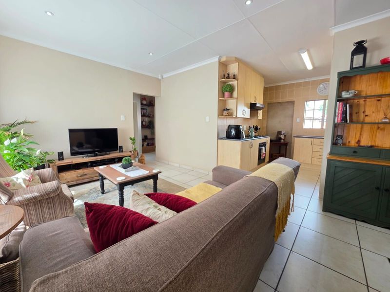 House For Sale in Rhodesdene - Photo 5