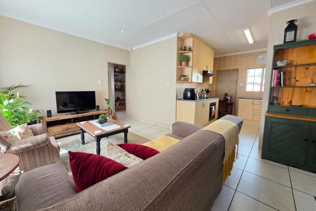 House For Sale in Rhodesdene - Photo 5