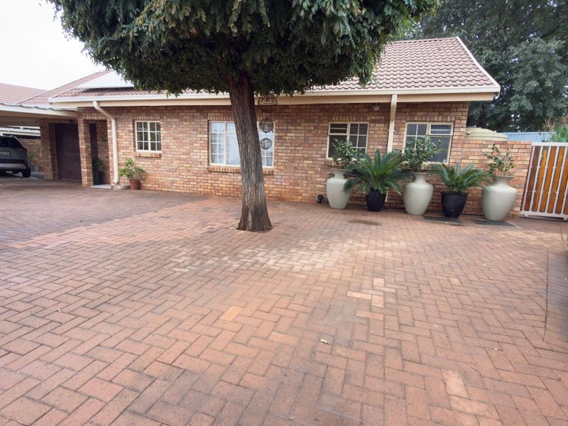 House For Sale in Rhodesdene - Photo 3