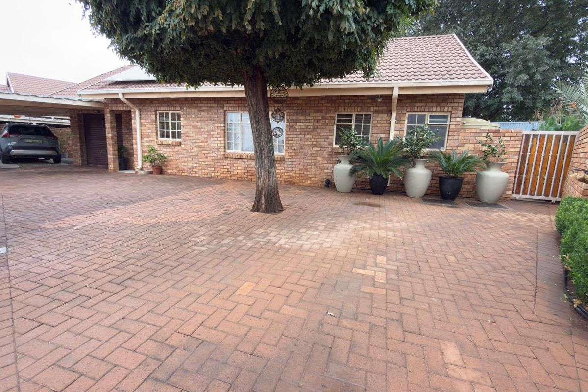 House For Sale in Rhodesdene - Photo 3