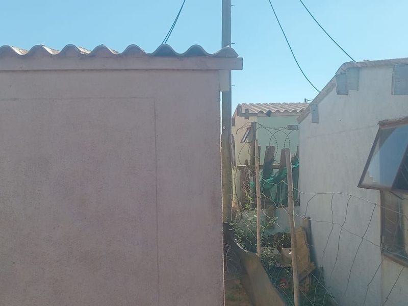 House For Sale in Kwanonqaba - Photo 2