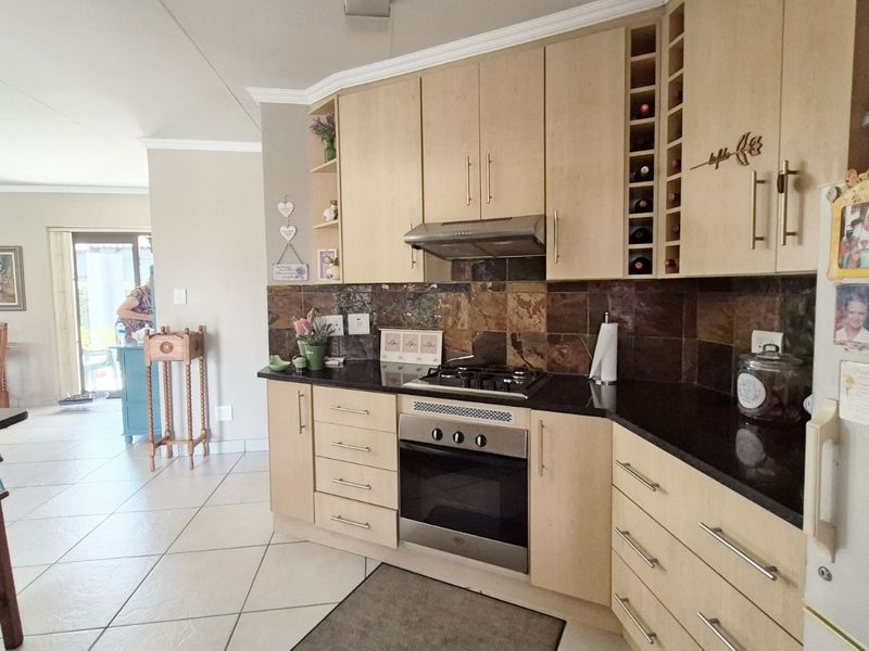 House For Sale in Amberfield Glen - Photo 10