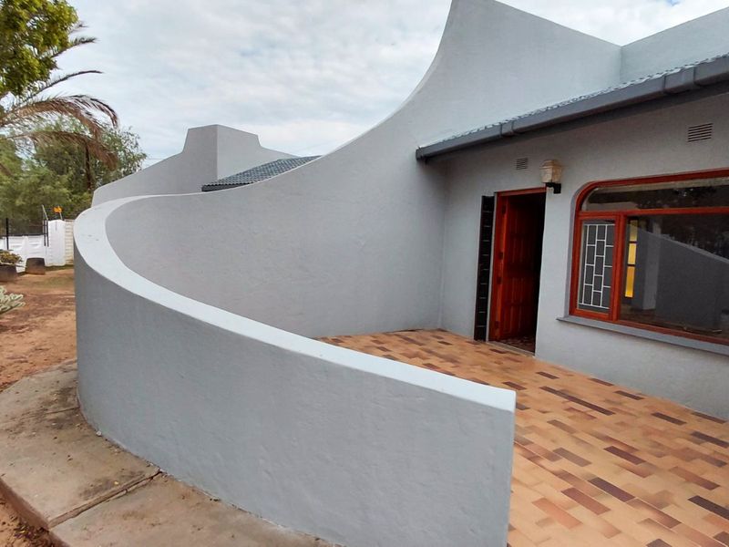 House For Sale in West Bank - Photo 2