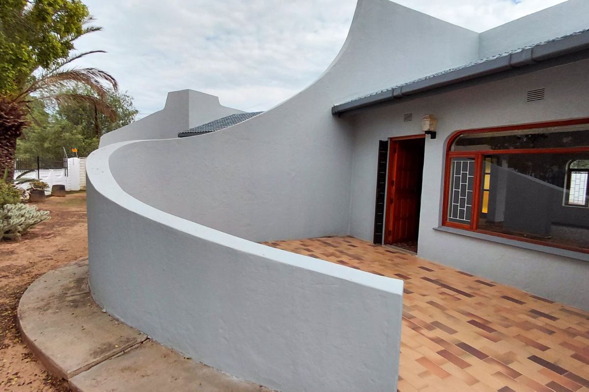 House For Sale in West Bank - Photo 2