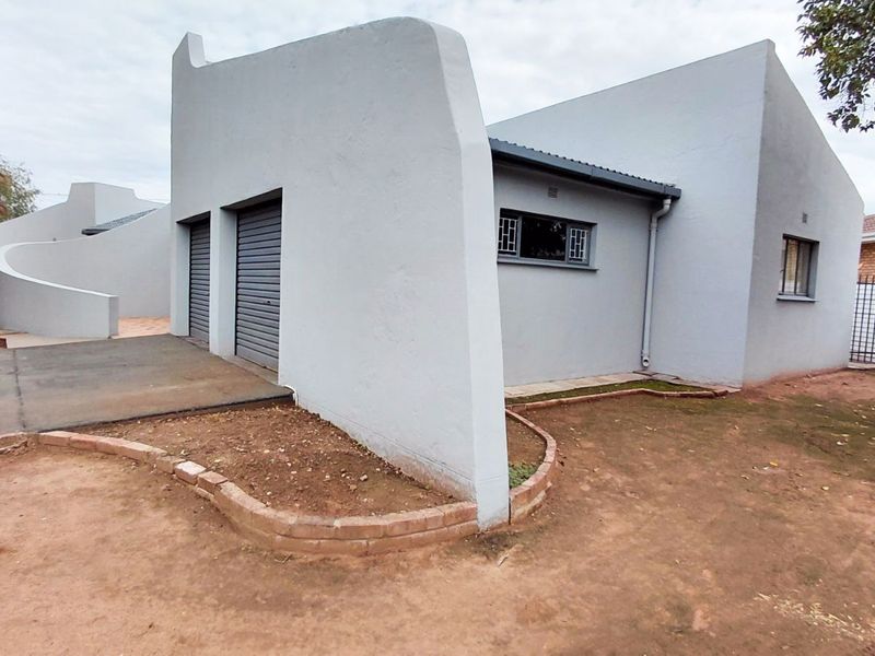 House For Sale in West Bank - Photo 4