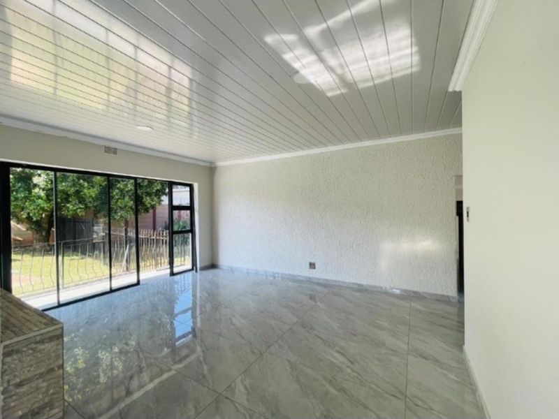 House For Sale in Meredale - Photo 5