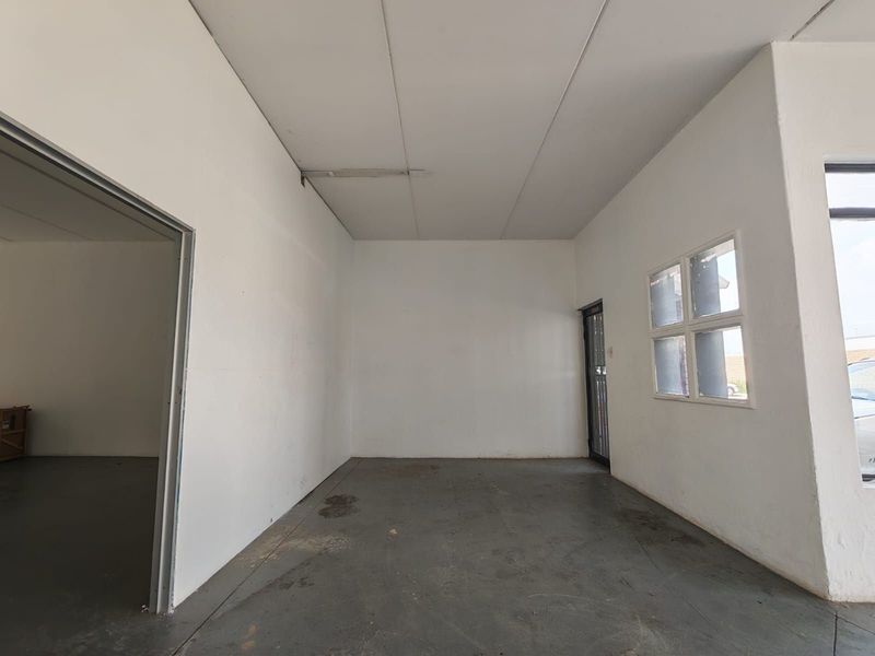 Industrial To Rent in Bartlett - Photo 7