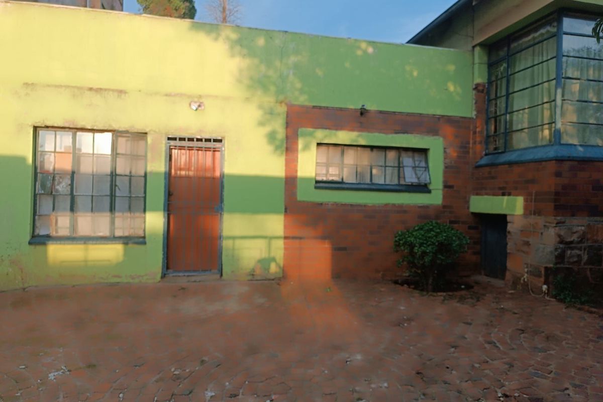 House For Sale in Yeoville - Photo 2