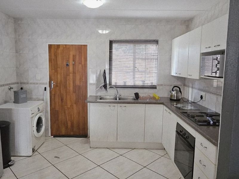 Townhouse For Sale in Bromhof - Photo 9