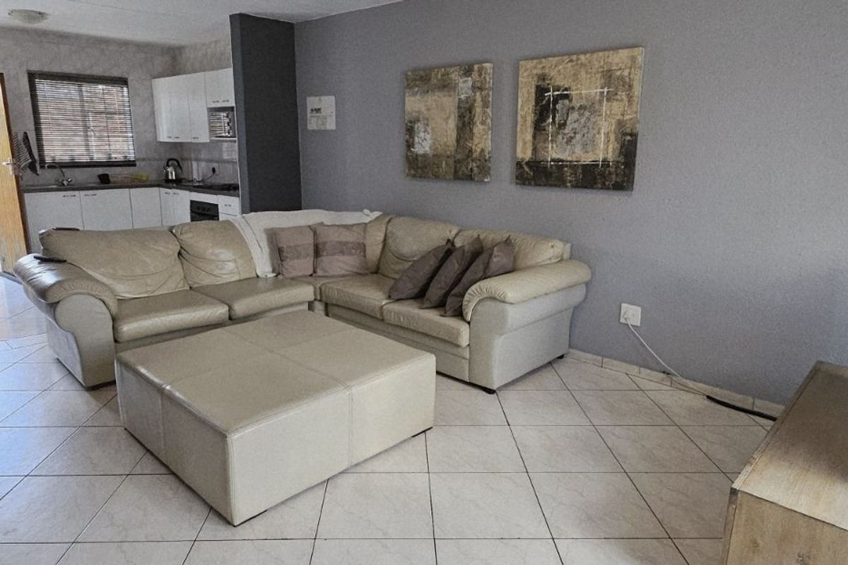 Townhouse For Sale in Bromhof - Photo 2